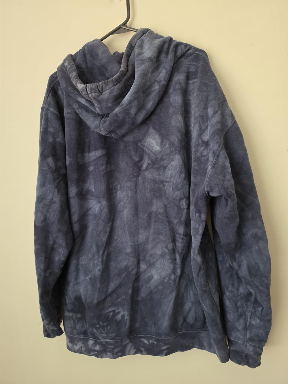 The Mountain Navy Tie-Dye Cat Trio Crewneck Hoodie - Women - Picture 2 of 7